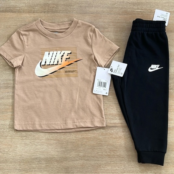 Nike Toddler Boy Activewear Set T Shirt Sweatpants 4 Tan Black - Picture 1 of 7
